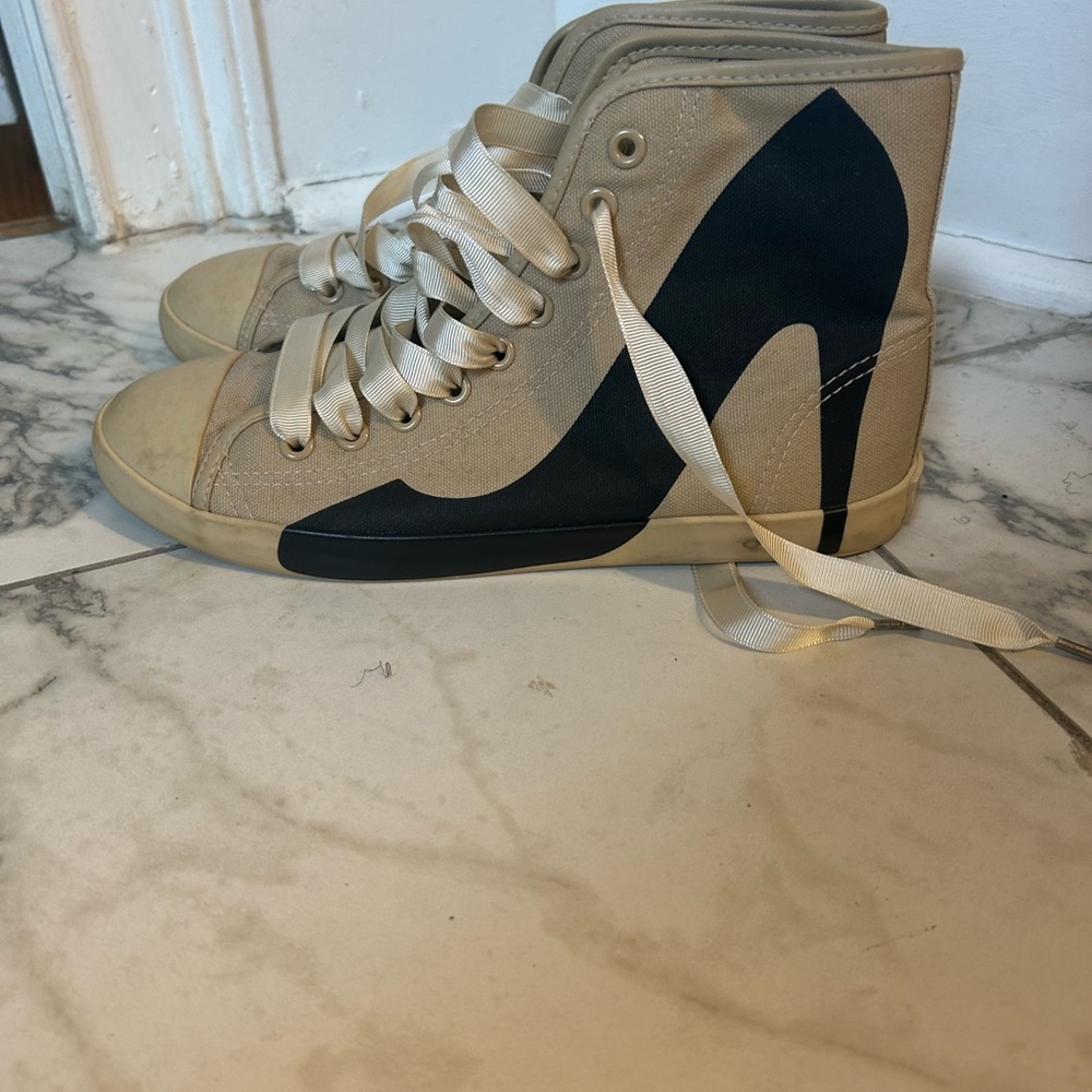 Trendy High-Top Sneakers with Black Heel Graphic